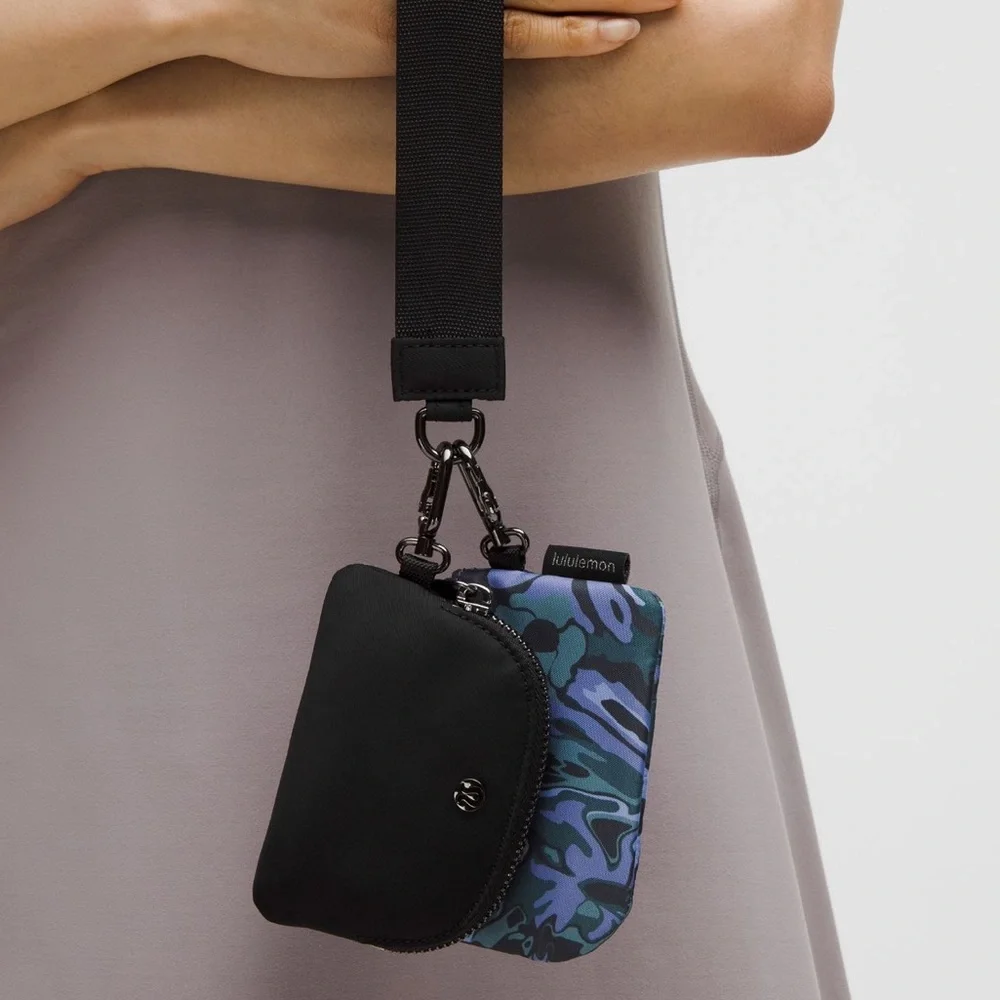 🍋💙LULULEMON Dual Pouch Wristlet Flower Meld Mini Multi/Gunmetal